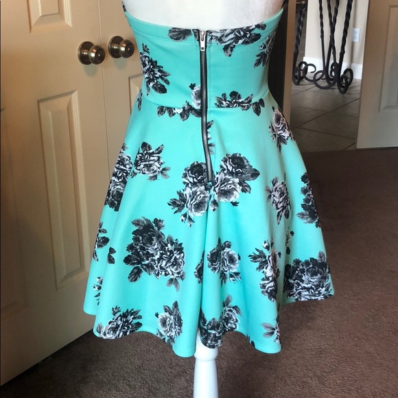 Windsor sleeveless green and black floral dress - Picture 2 of 5